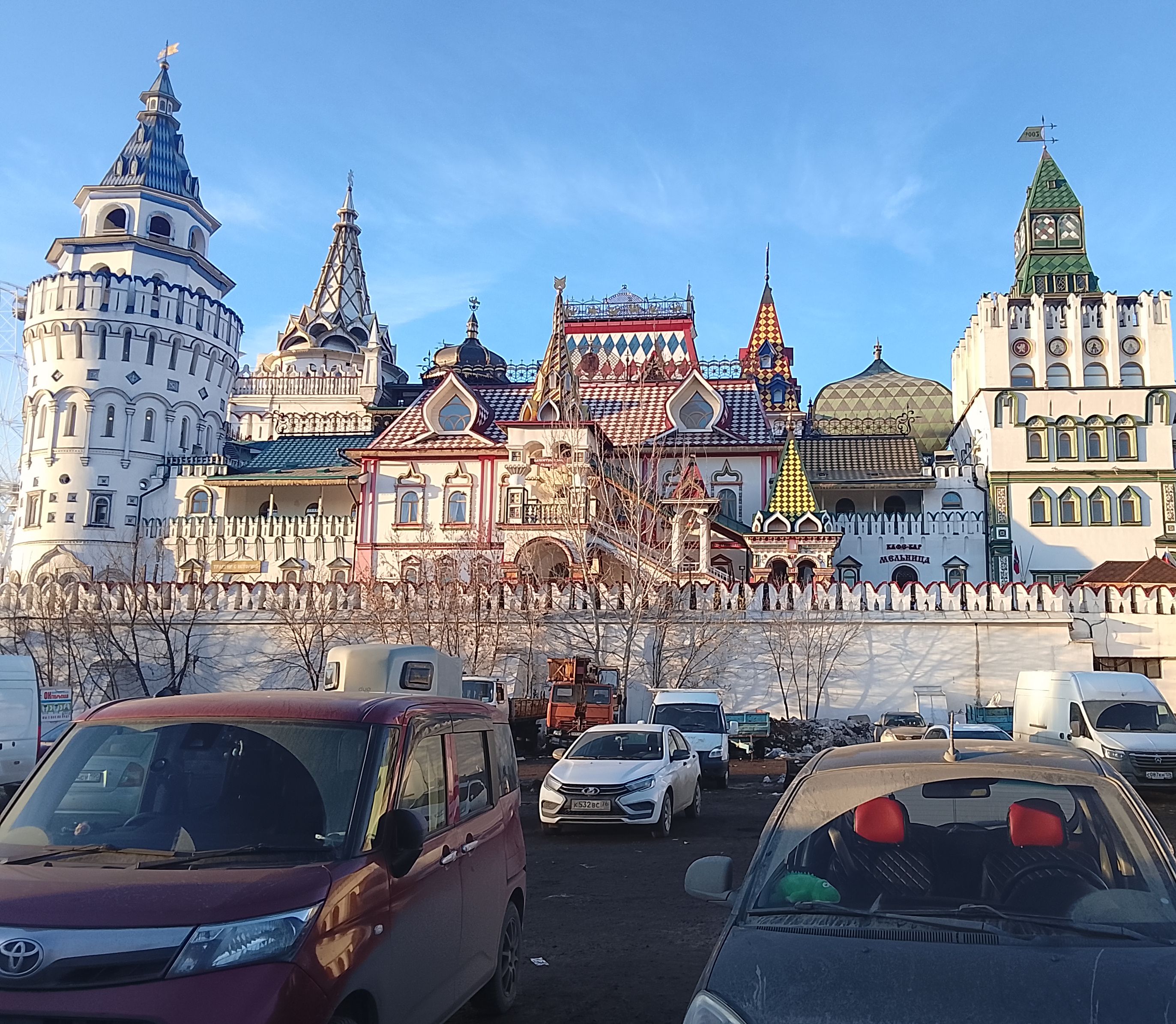 Смеющаяся компания на маршруте