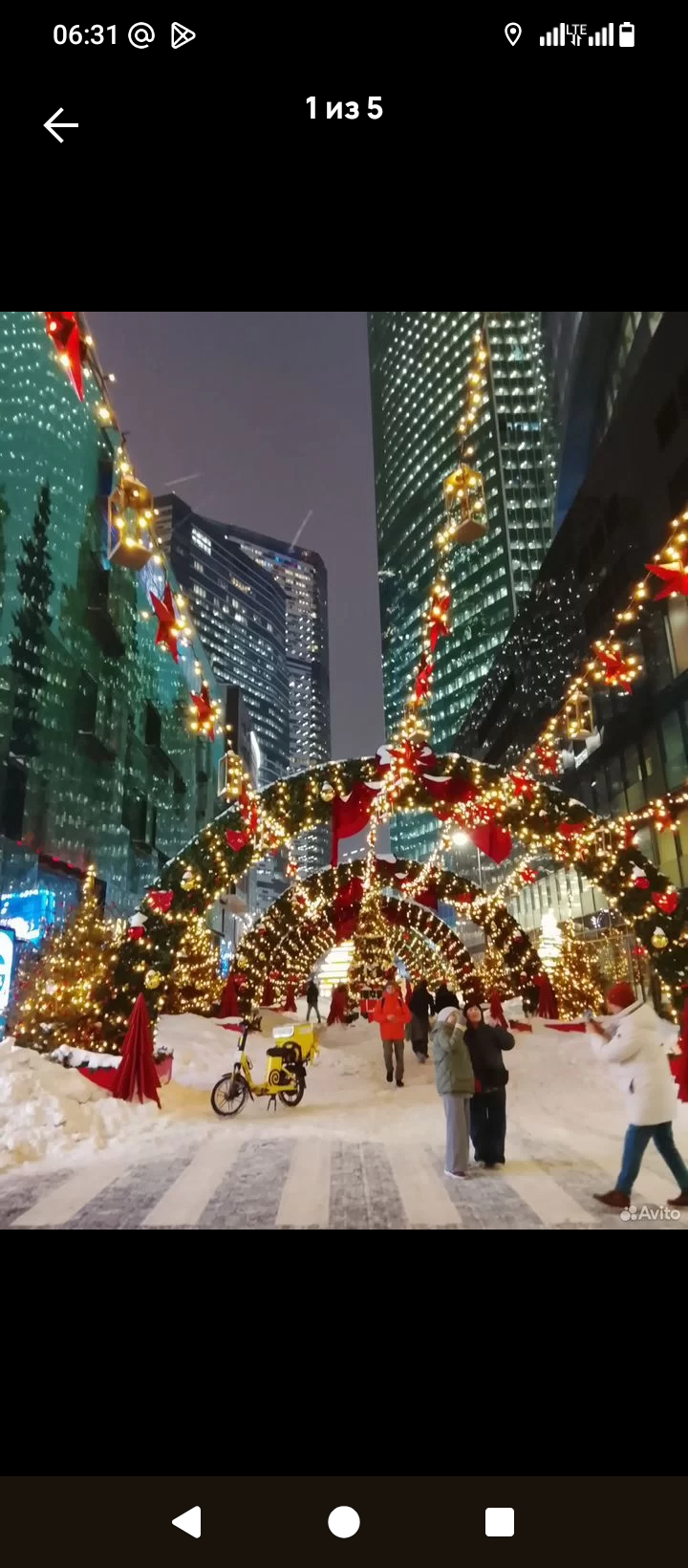 Витражное окно в старом дворике