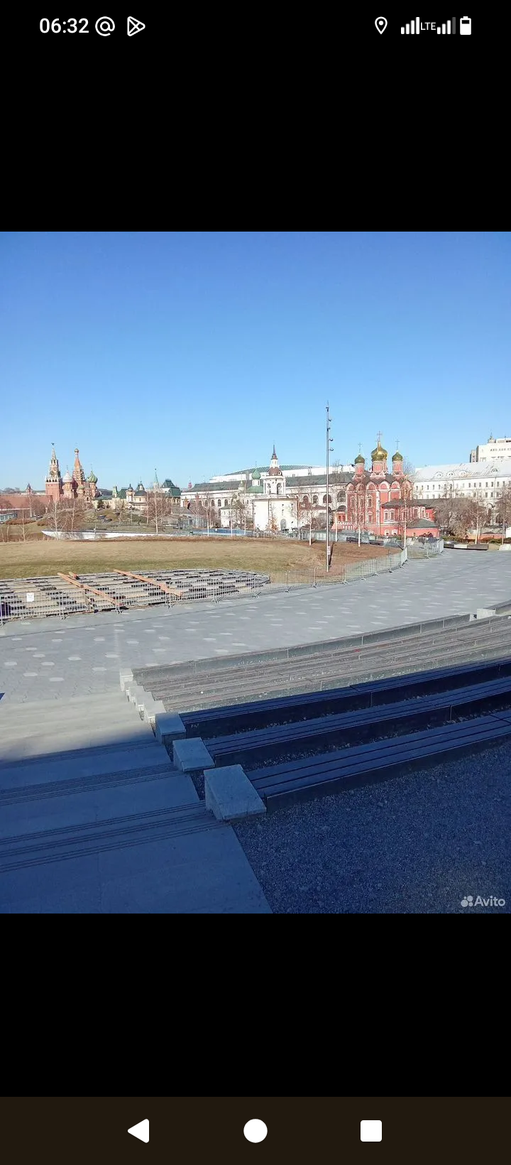 Скрытый старинный дворик Москвы с зеленью и кованой оградой