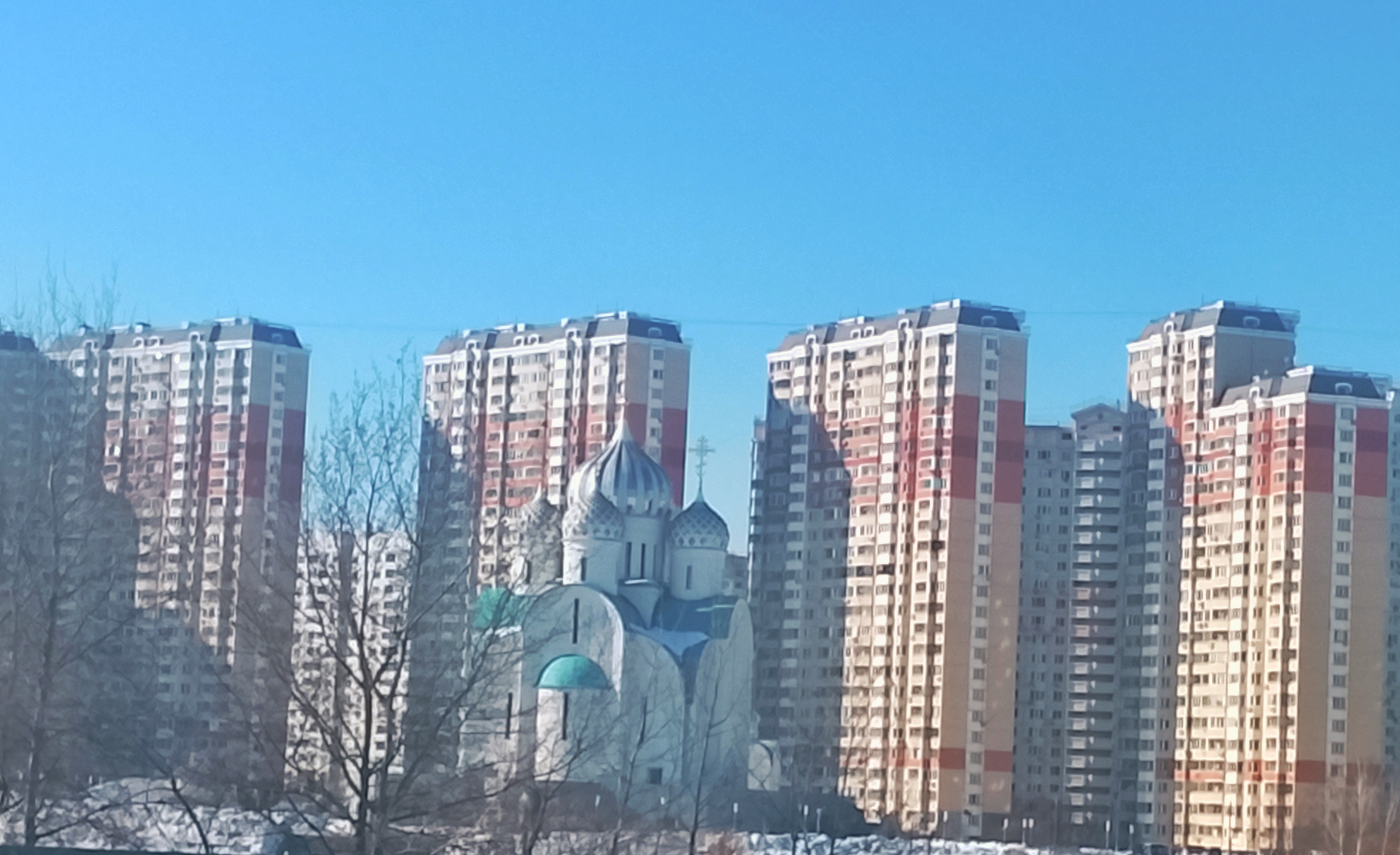 Влюбленная пара в секретном дворике Москвы