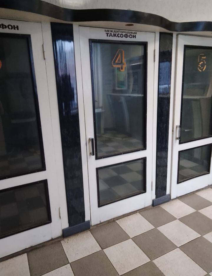 Скрытый фотограф снимает пару на фоне огней города