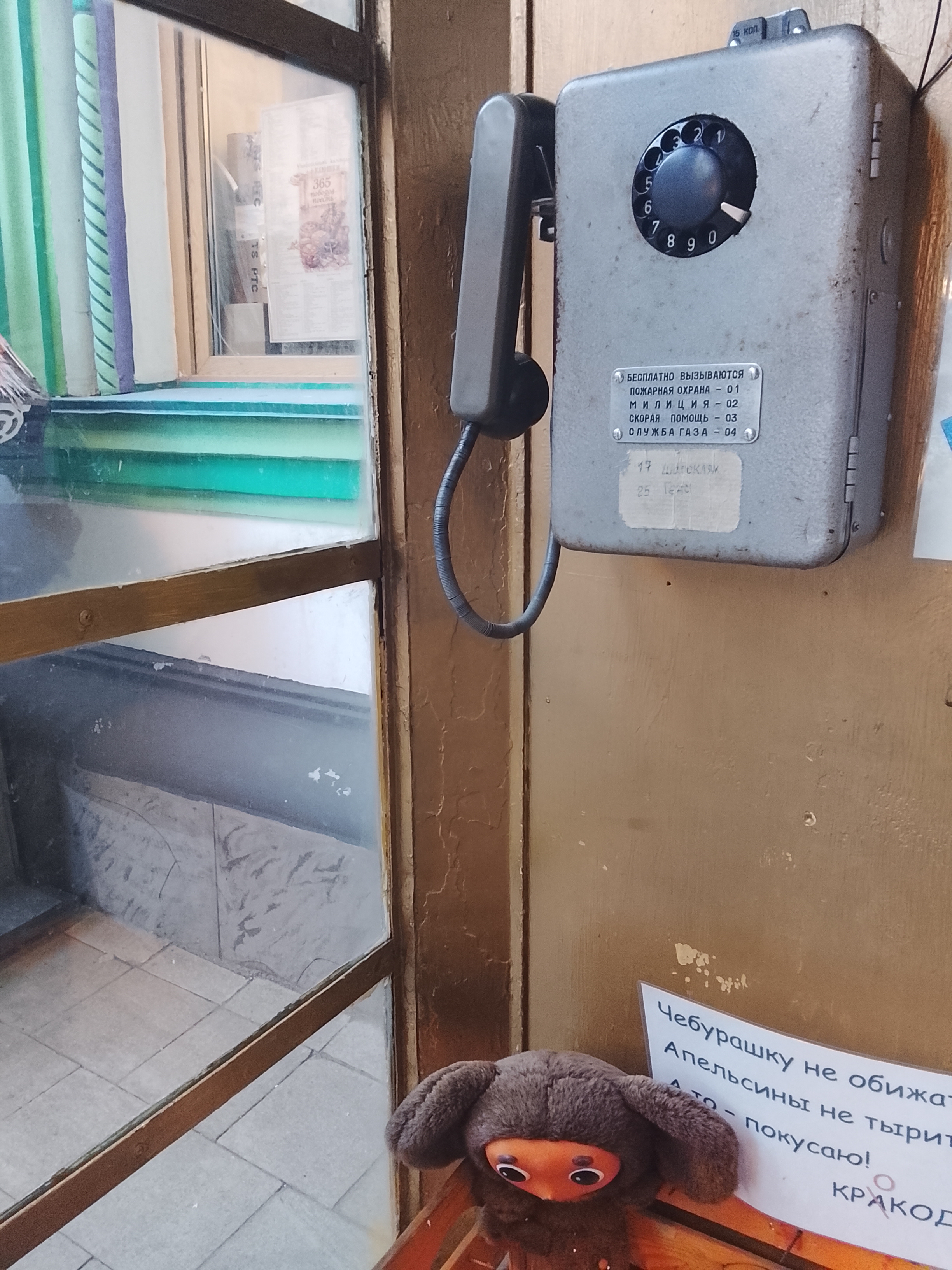 Скрытый дореволюционный двор в Москве с кирпичной кладкой