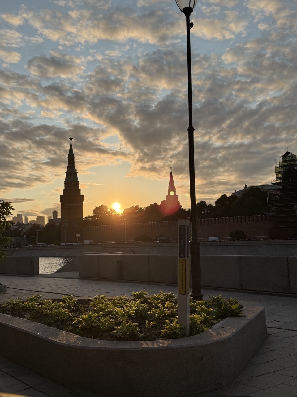 Смеющаяся пара во дворике